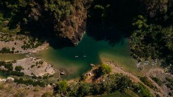 antenn vyer, klippor, floder och paddla kanot, belägen på de ojo flod bantul, indonesien foto