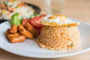 stekt ris med korv och stekt ägg på bordet foto