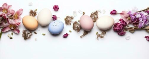 färgrik påsk ägg i bo med blommor på ljus marmor vit tabell. ai genererad foto