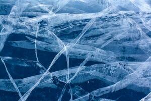 de naturlig textur av knäckt is av sjö baikal. klar blå is. skiktad tjock is. horisontell. foto