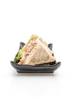 tonfisksmörgås på vit bakgrund foto