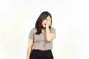 lidande huvudvärk gest av skön asiatisk kvinna isolerat på vit bakgrund foto