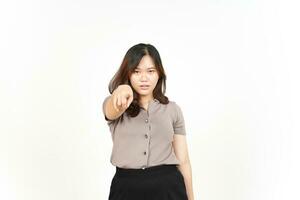 arg och pekande på du av skön asiatisk kvinna isolerat på vit bakgrund foto