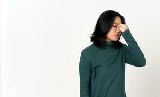 känsla huvudvärk gest av skön asiatisk kvinna isolerat på vit bakgrund foto