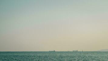 fartyg i de bakgrund på hav. de svart hav är lugna och episk. blå horisont foto