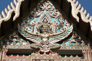 relief skulptur i de form av garuda är en thai konst, ett djur- i thai litteratur, en fågelöga se, en delikat konst skapas förbi thai artister i religiös inlägg. foto