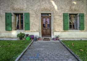 ingång av en hus som sett från de gata, carouge stad, schweiz foto