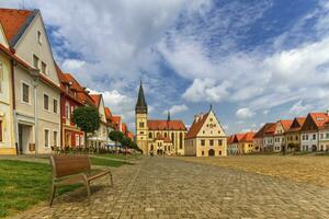 st. egidius basilika och stad hall i gammal stad av bardejov, slovakia foto