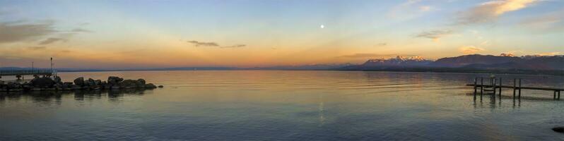 solnedgång över leman eller Genève sjö, excenevex, Frankrike foto