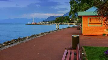 evian-les-bains promenad nära Genève sjö, Frankrike foto