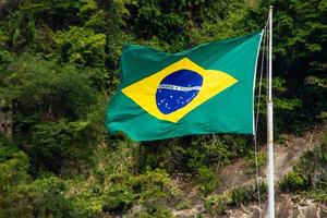 Brasiliens flagga utomhus foto