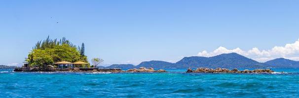 panorama över tropiska öar ilha grande angra dos reis Brasilien.
