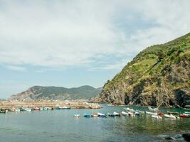 cinque terre på de medelhavs hav foto