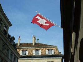 swiss flagga i gammal stad, Genève foto