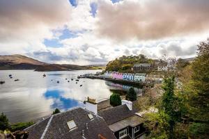 se på Portree före solnedgången, Isle of Skye, Skottland foto