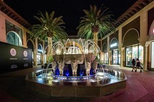 Orange County, CA, 2018 - Orange County Mall Plaza vid jul foto