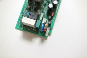 kraft tillförsel modern tryckt krets styrelse med elektronisk komponenter med transistor. pcb detalj foto