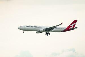 Bangkok, thailand - augusti 26, 2023 qantus luftvägarna förbereda för landning på suvarnabhumi flygplats, thailand foto