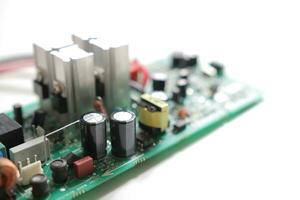 kraft tillförsel modern tryckt krets styrelse med elektronisk komponenter med transistor. pcb detalj foto