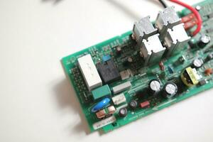 kraft tillförsel modern tryckt krets styrelse med elektronisk komponenter med transistor. pcb detalj foto