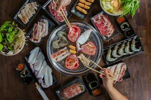 välsmakande grillad glädjer japansk stil bbq fest med ljuvlig grill tallrik och kött arrangemang foto