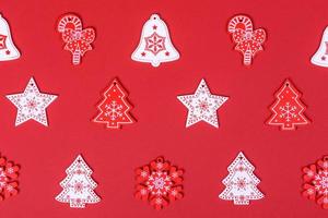 röda och vita element som används för att dekorera julgranen foto