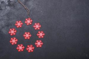 röda och vita element som används för att dekorera julgranen foto