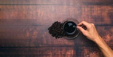 hand gör kaffedryck för energi
