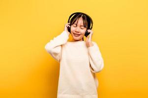 asiatisk kvinna som gärna använder telefonen och lyssnar på musik