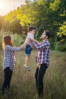 glad ung familj tillbringar tid tillsammans ute. familj kärlek koncept foto