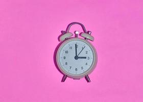 vintage väckarklocka på ljusrosa bakgrund foto