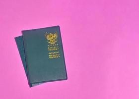 foto av indonesiskt pass på rosa bakgrund