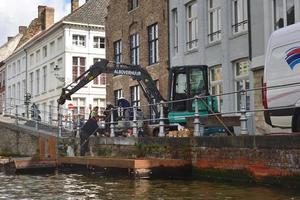 Brygge, Belgien - 29 april 2019, byggnadsarbeten som reparerar kanalstrukturen foto