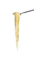 kokt spaghetti i gaffel på vit bakgrund foto
