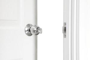 installera låsknapp med nyckel vid dörren inuti hemmet foto