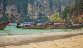 traditionella båtar på phi phi island foto