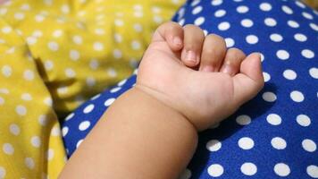 liten bebis hand innehav foto