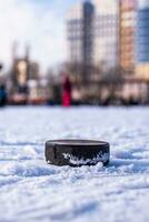 hockey puck lögner på de snö makro foto