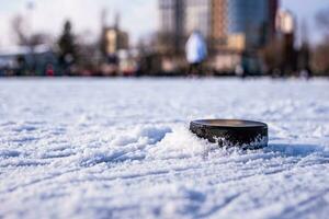 hockey puck lögner på de snö makro foto