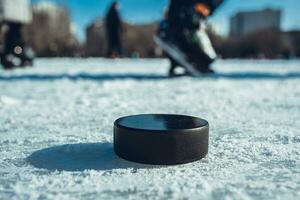 hockey puck lögner på de snö makro foto