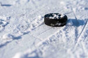 hockey puck lögner på de snö närbild foto