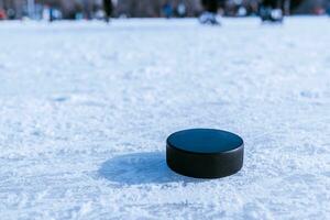 hockey puck lögner på de snö närbild foto