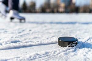 hockey puck lögner på de snö makro foto