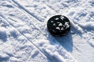 hockey puck lögner på de snö närbild foto