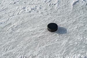 hockey puck lögner på de snö närbild foto