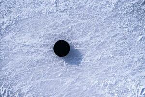 hockey puck lögner på de snö närbild foto