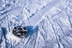 hockey puck lögner på de snö närbild foto