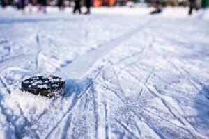 hockey puck lögner på de snö närbild foto