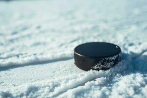 hockey puck lögner på de snö närbild foto