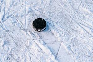hockey puck lögner på de snö närbild foto